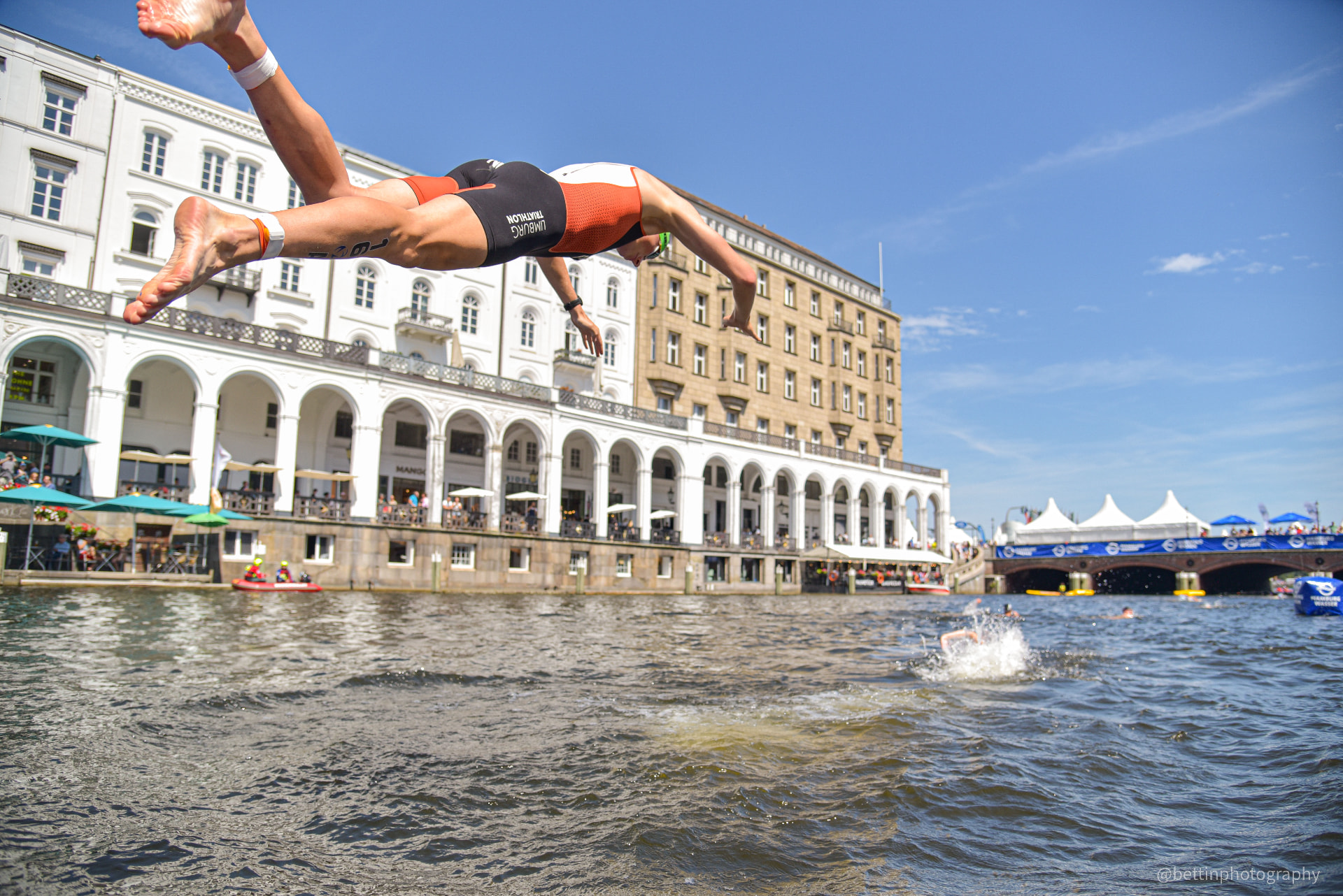 Niels van Lanen neemt de zwemstart tijdens een triathlon